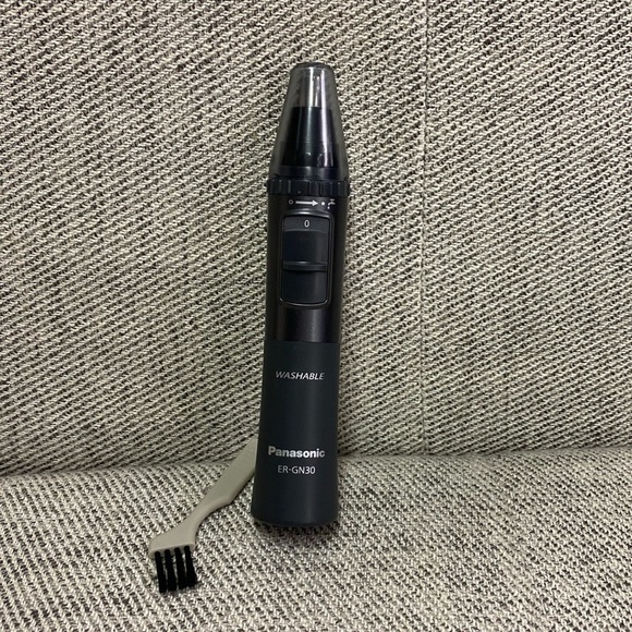 Panasonic Men’s Ear and Nose Hair Trimmer, Wet/Dry - Picture 4 of 4